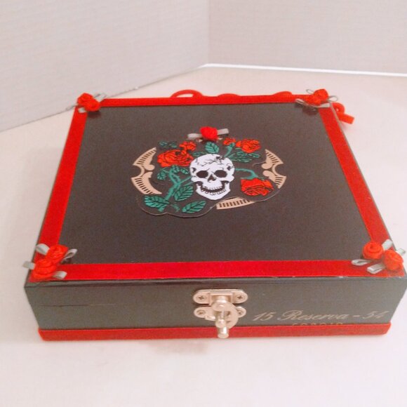 Suenos de Saundra Upcycled Collection, Black , AGANORSA Cigar Box, Purse - Picture 4 of 14